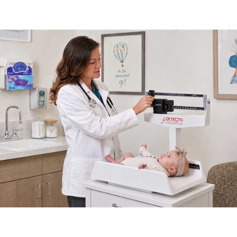 Balanza pediátrica mecánica Detecto 451 en consulta pediátrica con bebé