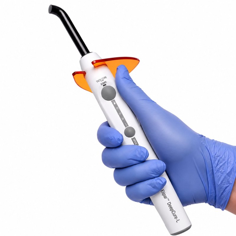 Lámpara de fotocurado dental 3M Elipar DeepCure-L en uso profesional