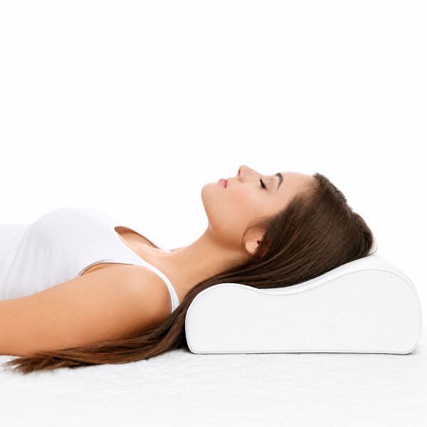 Almohada viscoelástica Theracurve TheraMart TM210 entregando soporte cervical y alineación natural del cuello.