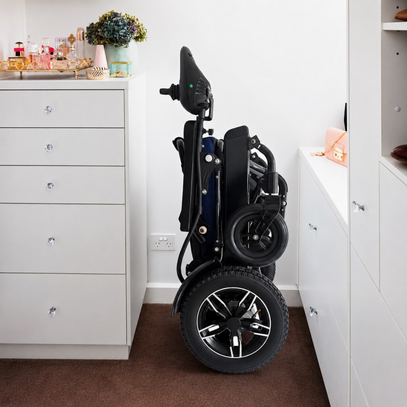 Silla de ruedas eléctrica plegable TheraRider Plus TheraMart TM2501 en posición de guardado compacta