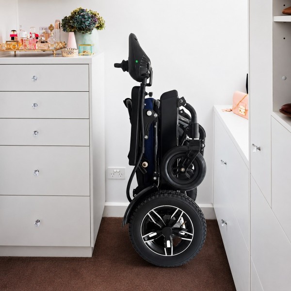 Silla de ruedas eléctrica plegable TheraRider Plus TheraMart TM2501 en posición de guardado compacta
