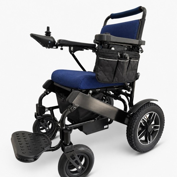 Vista lateral de silla de ruedas eléctrica TheraRider Plus TheraMart TM2501 con control joystick y bolso organizador