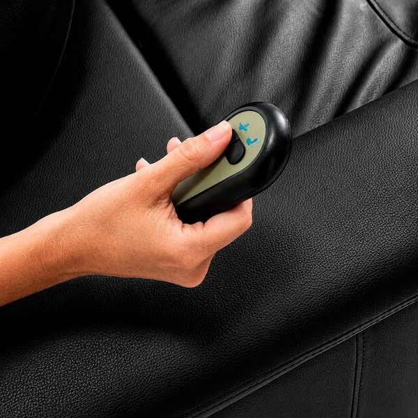 Detalle del control remoto del sillón eléctrico TheraLift TM3004 para ajustar la posición del sillón.