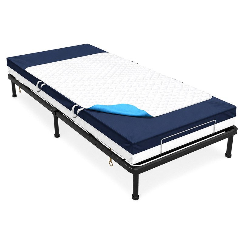 Protector impermeable Theratransfer TM1200 TheraMart instalado sobre cama, ideal para proteger el colchón de humedad y manchas.